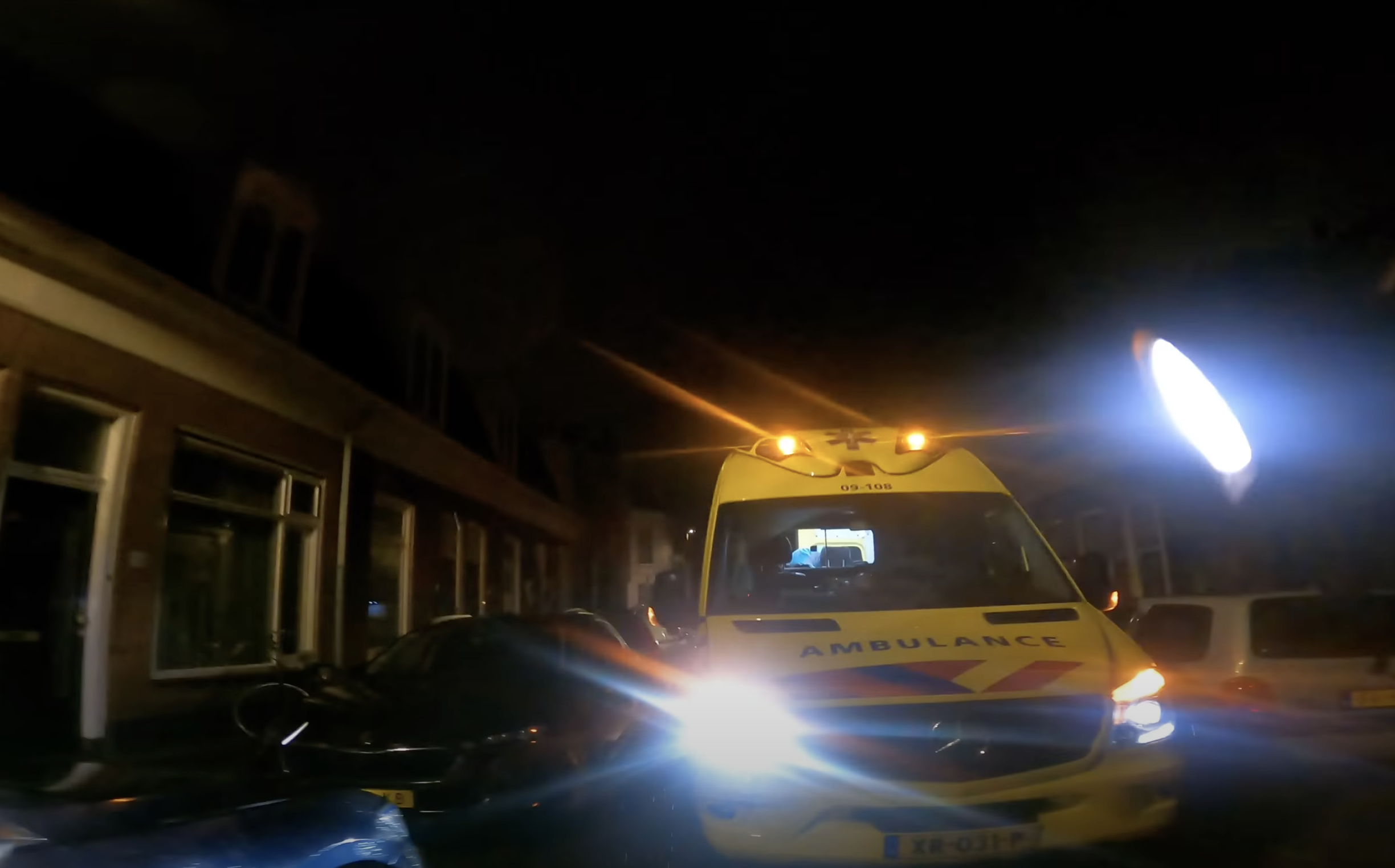 Video: Politie rukt uit voor onwel geworden bestuurder die ‘s nachts auto-ongeluk veroorzaakt in Utrecht.