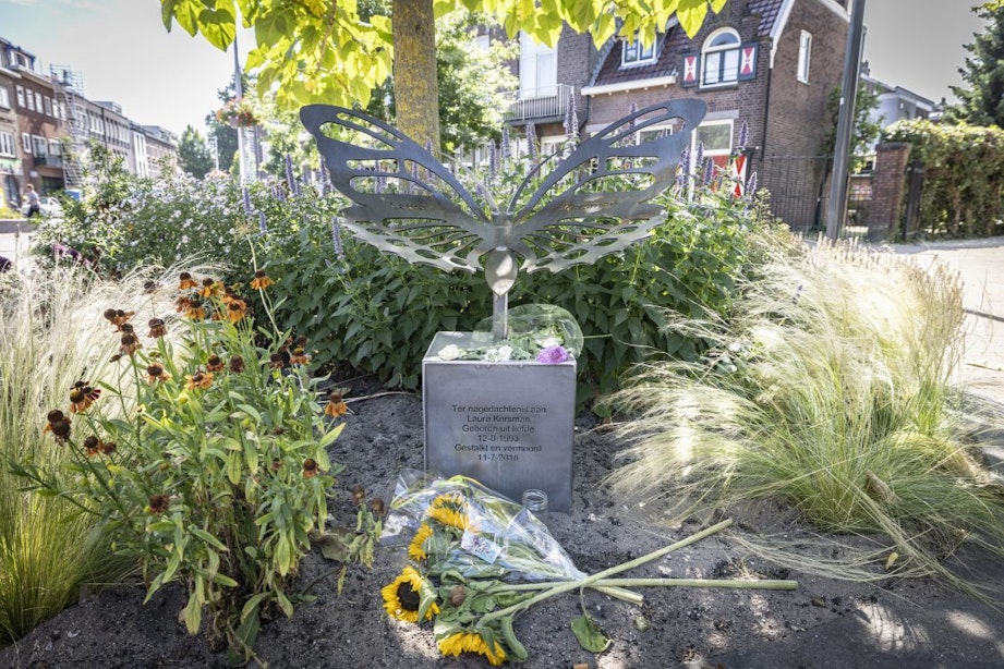 Vlakbij haar woning in Utrecht staat een monument ter nagedachtenis aan de vermoorde Laura Korsman