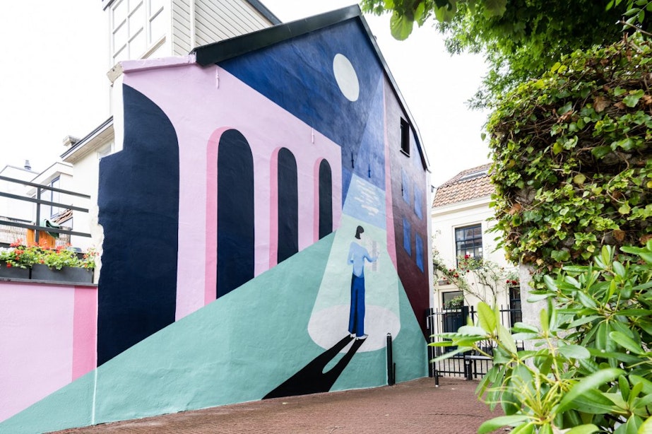 Eerste van reeks nieuwe muurschilderingen verschijnt aan Molenstraat in Utrecht