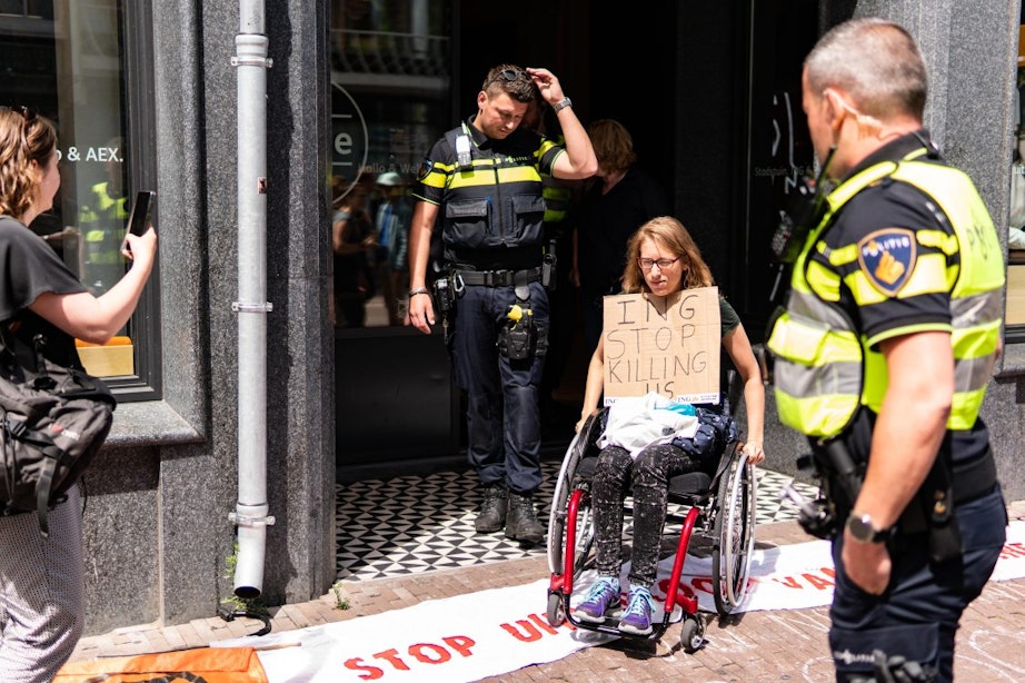 Twee klimaatactivisten gearresteerd bij demonstratie in ING-kantoor in Utrecht