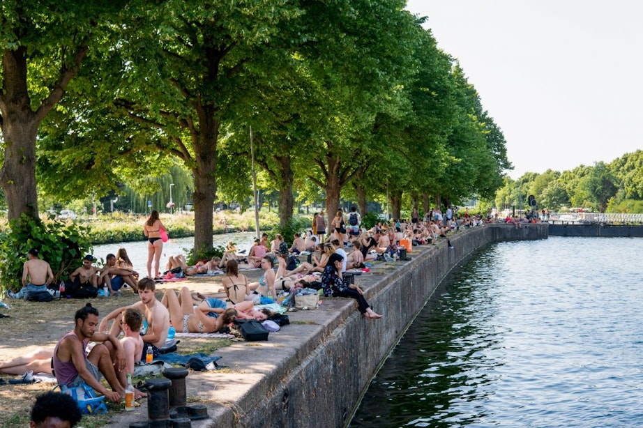 Tropisch warm in Utrecht; veel inwoners mijden de zon en zoeken verkoeling bij het water