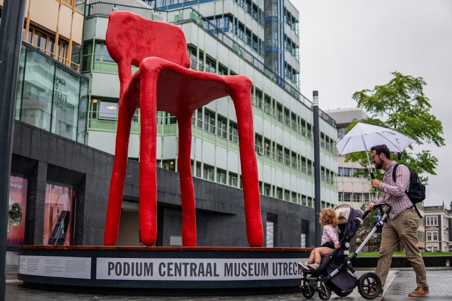 Eerste kunstwerk geplaatst op Podium Centraal Museum op Stationsplein in Utrecht