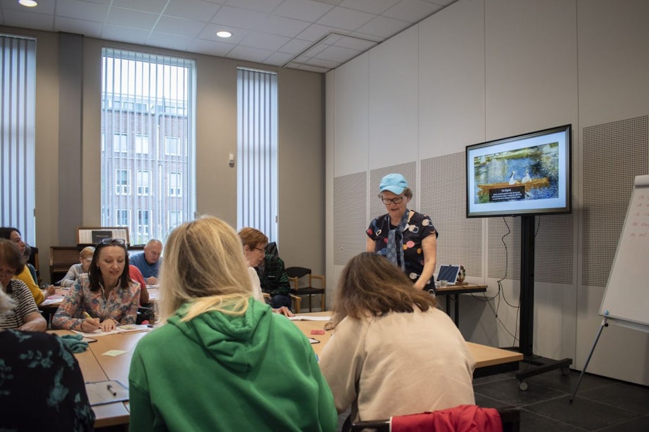 ‘De hoed staat goed’: Oekraïense vluchtelingen krijgen taalles van vrijwilligers in Utrecht