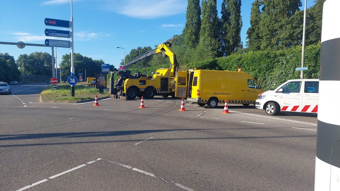Waterlinieweg in Utrecht gedeeltelijk dicht door gekantelde vrachtwagen, afrit afgesloten