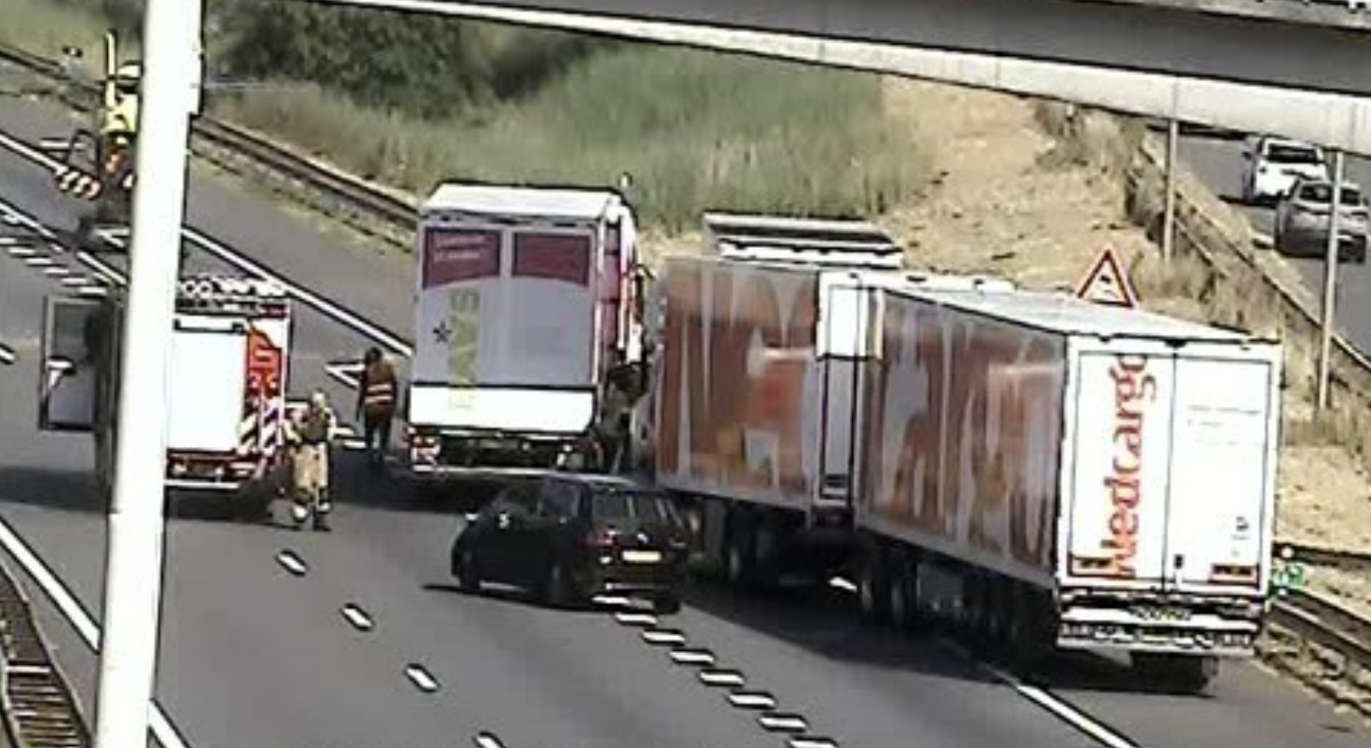 Veel vertraging door ernstig ongeluk op de A12 bij Utrecht; traumahelikopter opgeroepen. Veel vertraging door ernstig ongeluk op de A12 bij Utrecht; traumahelikopter opgeroepen.
