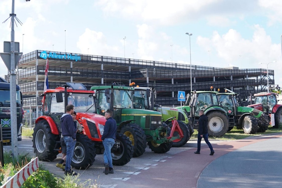 Boeren blokkeren distributiecentrum Albert Heijn op Kanaaldijk in Utrecht