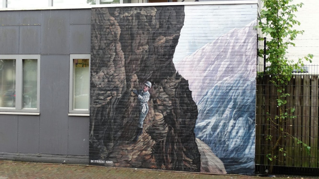 Muurschildering van eerste Nederlandse alpiniste onthuld in Lunetten in Utrecht