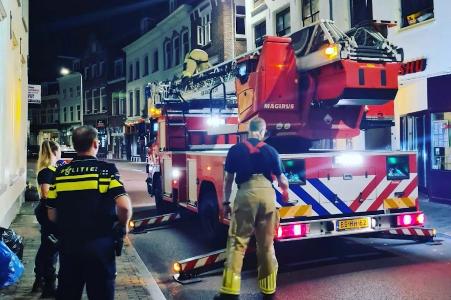 Geluidsoverlast op de Voorstraat in Utrecht beëindigd met behulp van ladderwagen