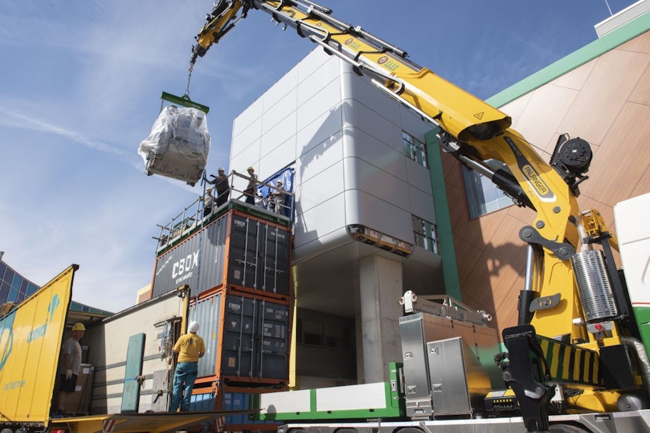 Bijzondere operatie: 6.300 kilo zware magneet met kraan in operatiekamer WKZ in Utrecht geplaatst