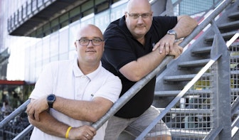 Pep en Frans nodigen ‘gezellige oom’ Ron Jans uit op verjaardag: ‘Willen FC Twente-notitieboekje graag hebben’