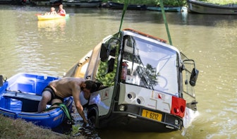 Elektrisch voertuig van gemeente Utrecht belandt in water bij Tolsteegsingel
