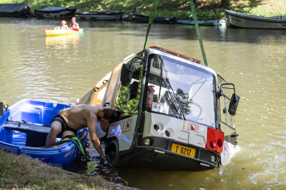 Elektrisch voertuig van gemeente Utrecht belandt in water bij Tolsteegsingel