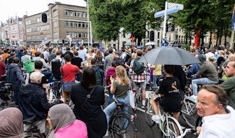 Voetgangers en fietsers in Utrecht naarstig op zoek naar oversteek nu hekken van parcours sluiten
