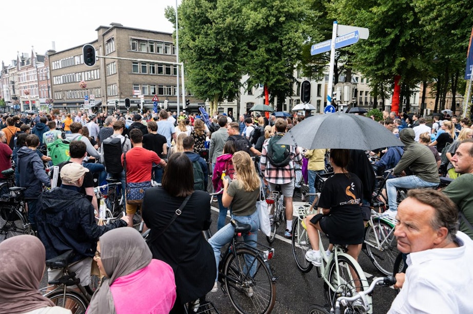 Voetgangers en fietsers in Utrecht naarstig op zoek naar oversteek nu hekken van parcours gesloten zijn