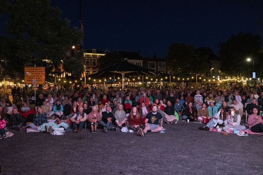 Honderden Utrechters aan de buis gekluisterd tijdens openluchtvoorstelling op de Neude