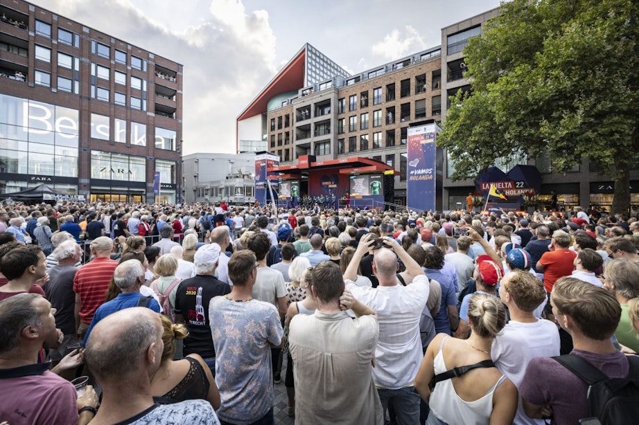 Vuelta strijkt neer in Utrecht: wielerploegen krijgen warm onthaal op afgeladen Vredenburgplein