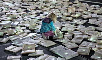 Verlichte ‘boekenrivier’ loopt voor een dag door Minrebroederstraat voor opening van literatuurfestival ILFU