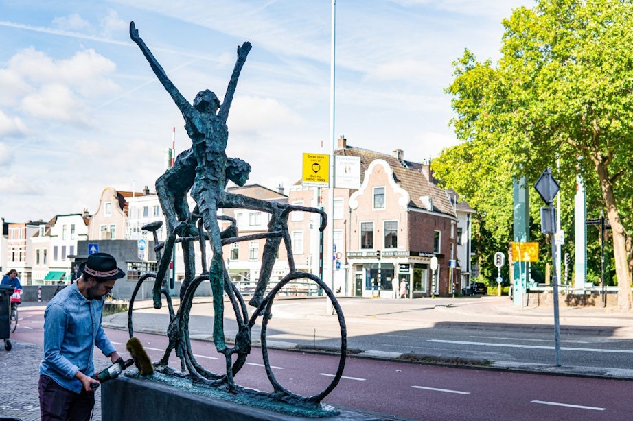 Standbeeld de Tourrenners in aanloop naar Vuelta geplaatst op Ledig Erf in Utrecht