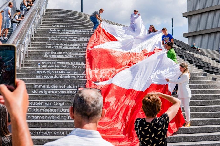 Gedicht voor Vuelta onthuld op trappen bij het Stadskantoor in Utrecht