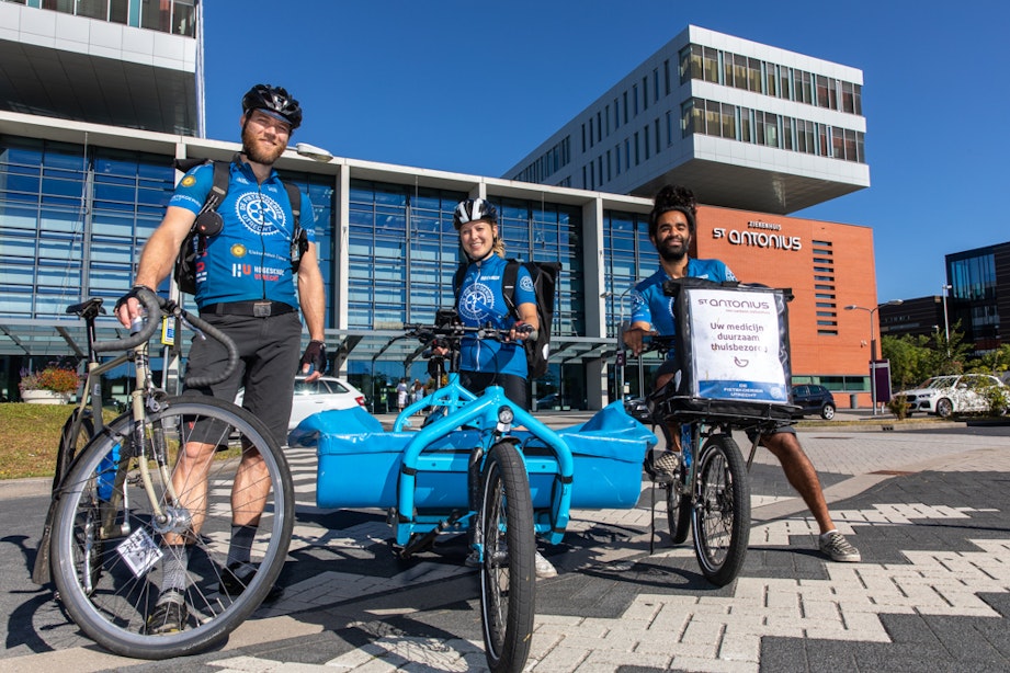 Het St. Antonius Ziekenhuis in Utrecht bezorgt voortaan medicijnen per fiets aan huis