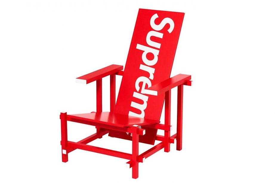 Modemerk Supreme komt met Gerrit Rietveldstoel in een nieuw rood-wit jasje