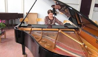 Utrechtse pianiste brengt Japanse filmmuziek naar verzorgingstehuizen