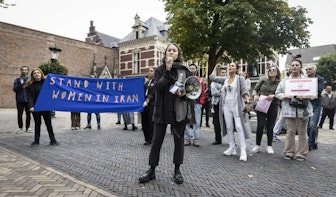 Honderden mensen op het Domplein in Utrecht om demonstranten in Iran te steunen