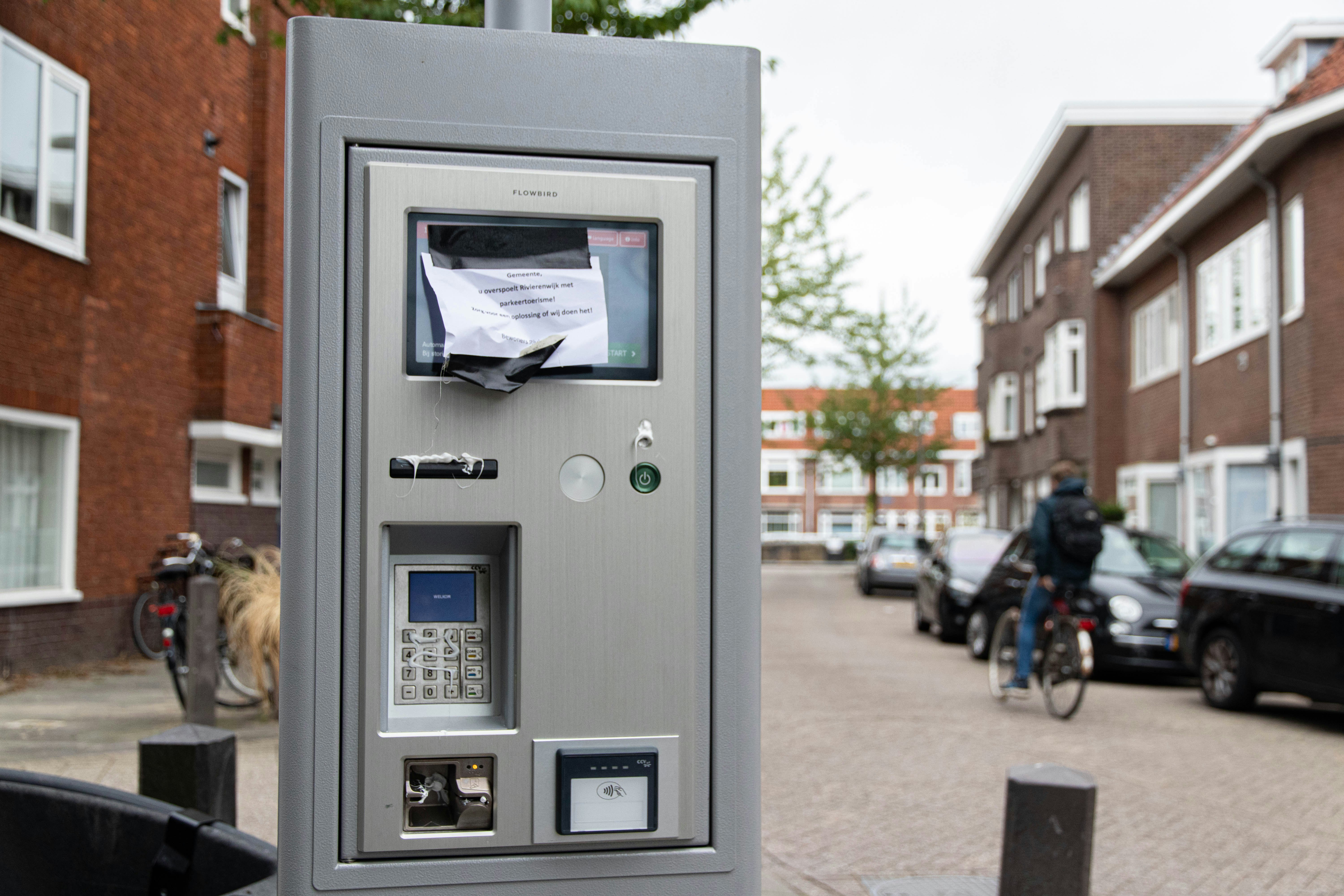 Selectiekader Regeringsverordening harpoen Parkeerautomaten Dichterswijk in Utrecht dichtgekit uit protest tegen  parkeeroverlast Rivierenwijk