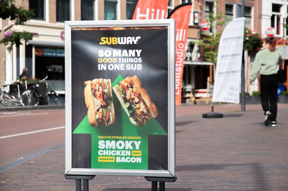 Na verbod op fossiele reclames roept Partij voor de Dieren nu op om vleesreclames te weren in Utrecht