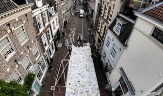 Verlichte boekenrivier in Utrecht begint langzaam te stromen; opbouw van installatie is gestart