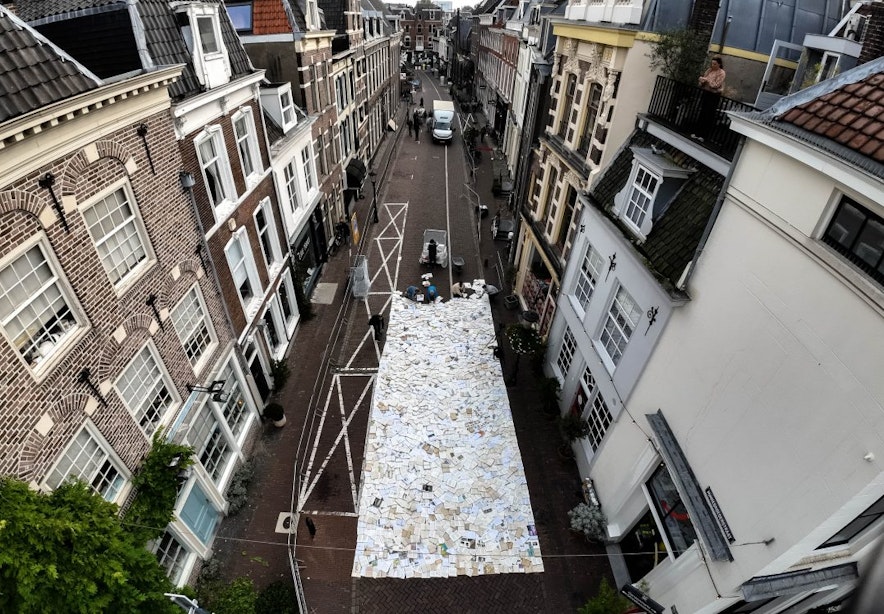 Verlichte boekenrivier in Utrecht begint langzaam te stromen; opbouw van installatie is gestart