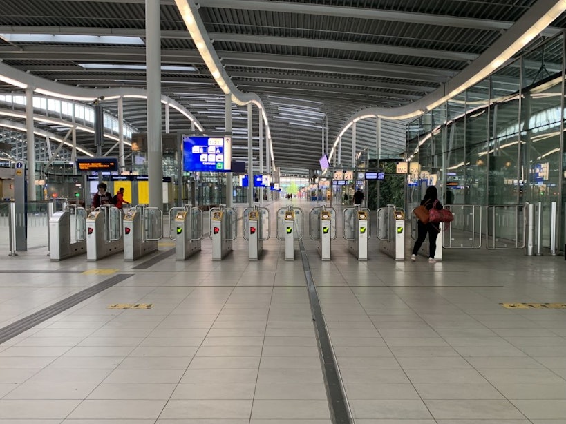 Staking van NS-personeel zorgt voor verlaten Utrecht Centraal; alleen af en toe treinen naar Schiphol