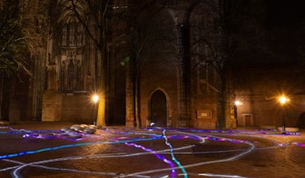 Bijzonder lichtkunstwerk op Domplein in Utrecht: wandelroutes worden gevolgd en geprojecteerd