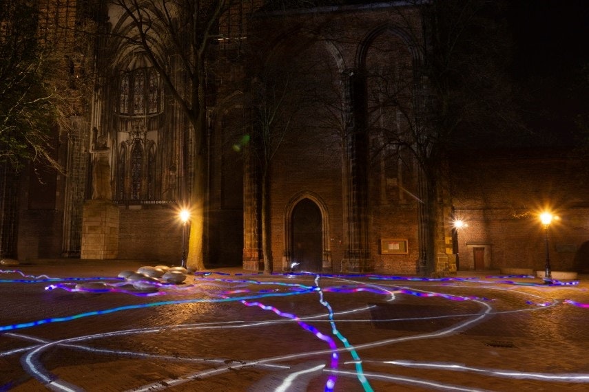 Bijzonder lichtkunstwerk op Domplein in Utrecht: wandelroutes worden gevolgd en geprojecteerd