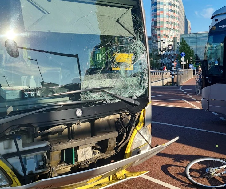 Zware aanrijding tussen fietser en stadsbus bij Vredenburgknoop in Utrecht