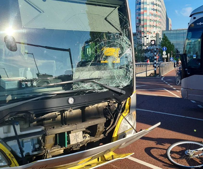 Zware aanrijding tussen fietser en stadsbus bij Vredenburgknoop in Utrecht.