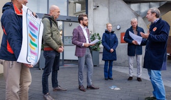 Ludieke actie van klimaatactivisten bij stadhuis: ‘Gemeente Utrecht heeft moderne klimaat-Luther nodig’