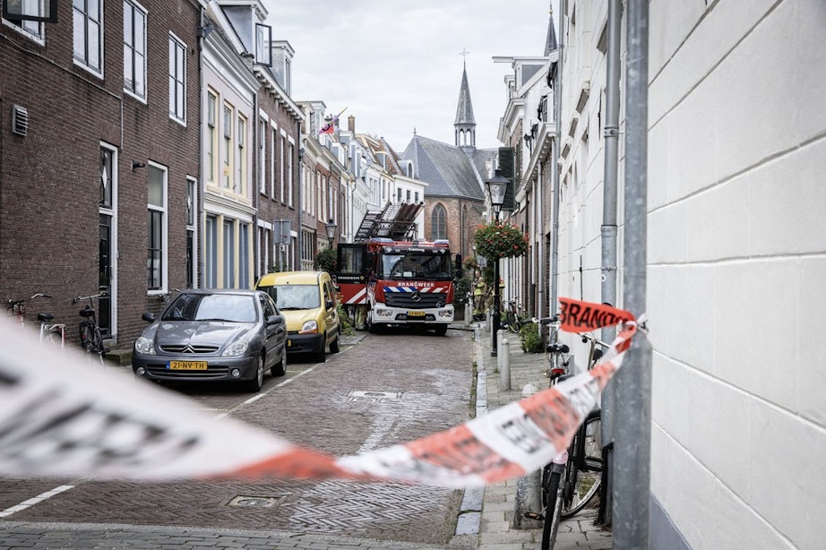 Meerdere brandweereenheden rukken uit voor brand in woning aan Geertestraat in Utrecht