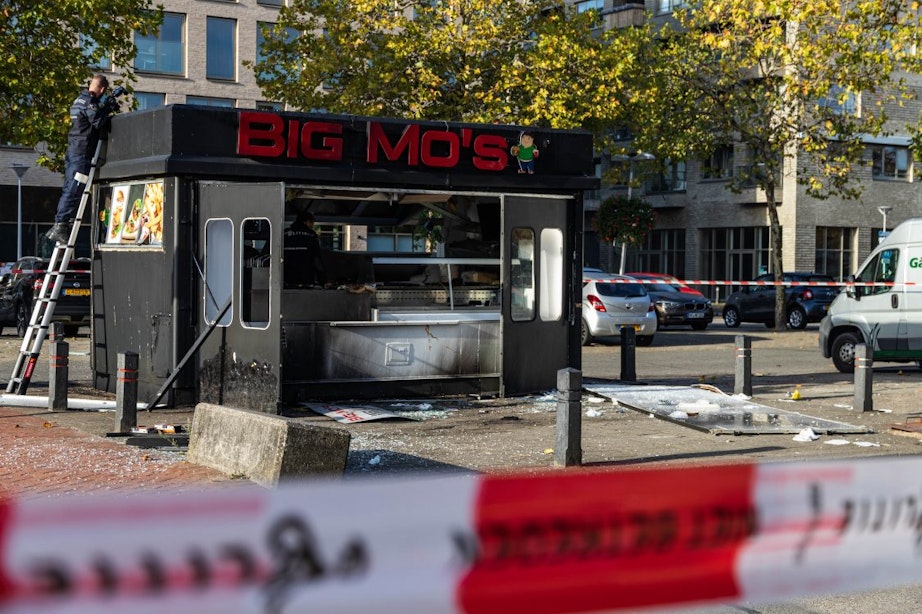 Explosie bij snackbar in Utrechtse wijk Overvecht zorgt voor fikse schade