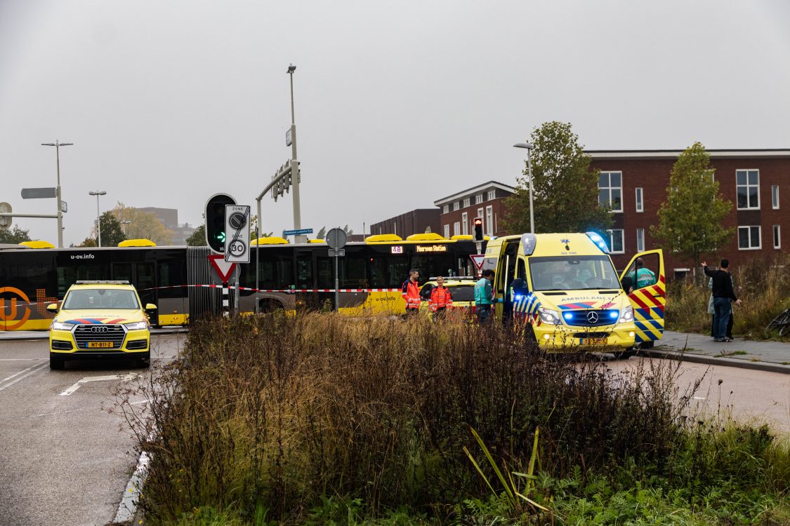 Fietser raakt zwaargewond na botsing met stadsbus in Utrechtse wijk Leidsche Rijn.
