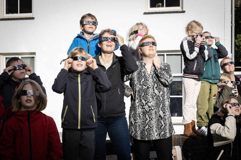 Foto’s: Zo’n 370 Utrechters keken bij sterrenwacht Sonnenborgh samen naar zonsverduistering