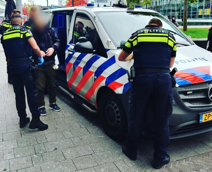 Politiecontrole bij bollendak in Utrecht: twintig aanhoudingen en tien verblijfsontzeggingen uitgeschreven