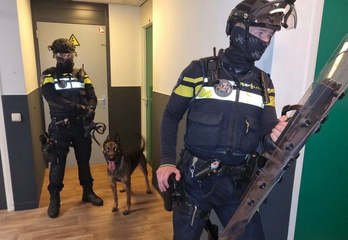 Utrechter heeft geen zin om celstraf uit te zitten en barricadeert deur
