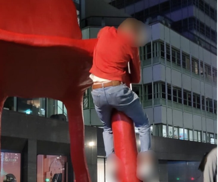 Baldadige ‘stoelklimmer’ op Stationsplein in Utrecht krijgt stevige bekeuring
