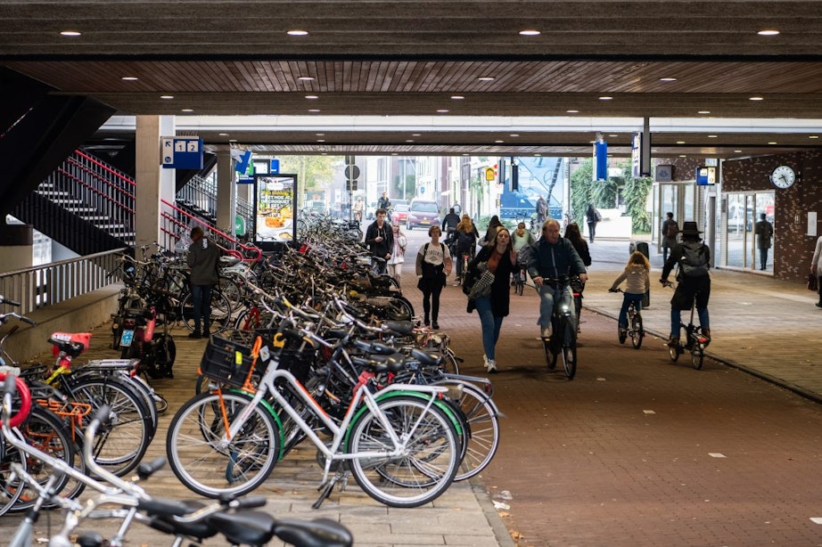 Hoe iedereen elkaar in de weg zit bij station Vaartsche Rijn in Utrecht