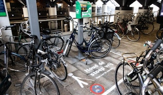 Nieuwe poging om fietsen bij station Vaartsche Rijn van te stoep te halen lijkt niet te werken