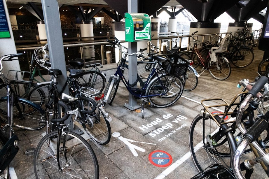 Nieuwe poging om fietsen bij station Vaartsche Rijn van te stoep te halen lijkt niet te werken