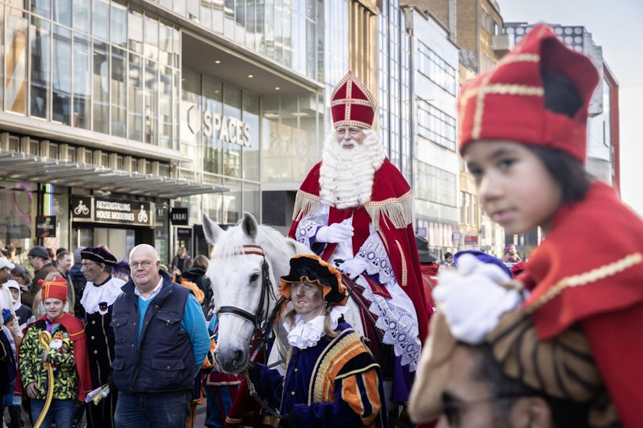 Duizenden kinderen zien Sinterklaas weer Utrecht binnenkomen
