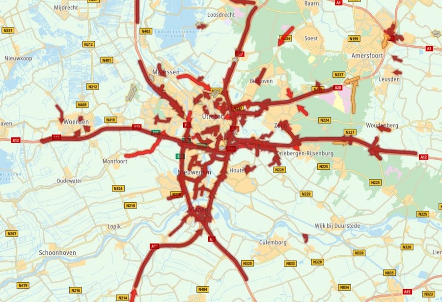Verkeer rond Utrecht compleet vastgelopen door ongeluk met drie vrachtwagens en vijf auto’s op A27