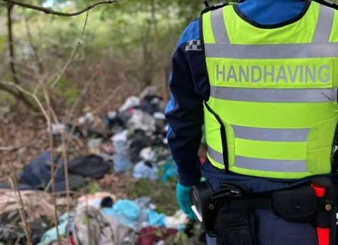 Handhavers in Utrecht komen voor afvalmelding, treffen persoon die nog gevangenisstraf moet uitzitten